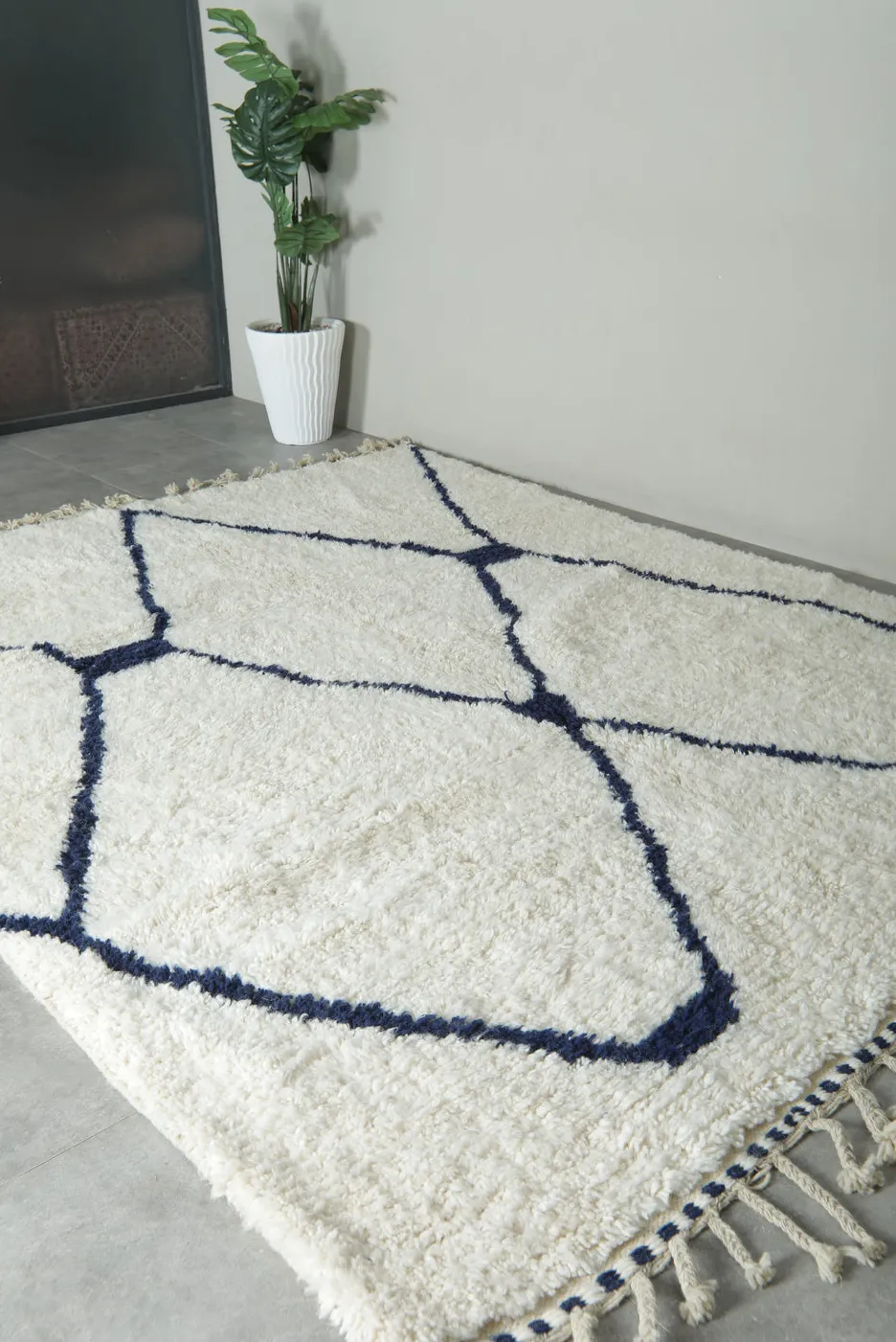 Tapis berbère Ifrah crème et bleu aux motifs géométriques, vue 6 sur 7