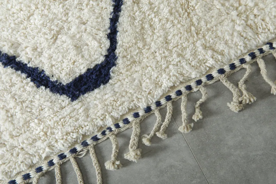 Tapis berbère Ifrah crème et bleu aux motifs géométriques, vue 7 sur 7