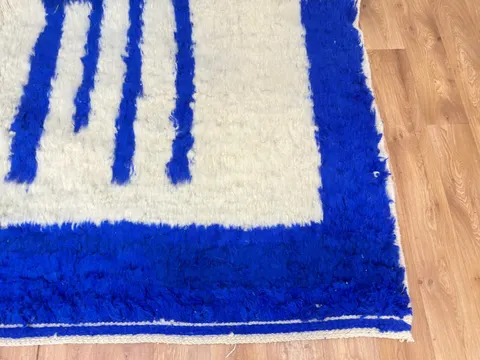 Tapis berbère Igherm bleu et blanc aux motifs géométriques — tapis berbères contemporains