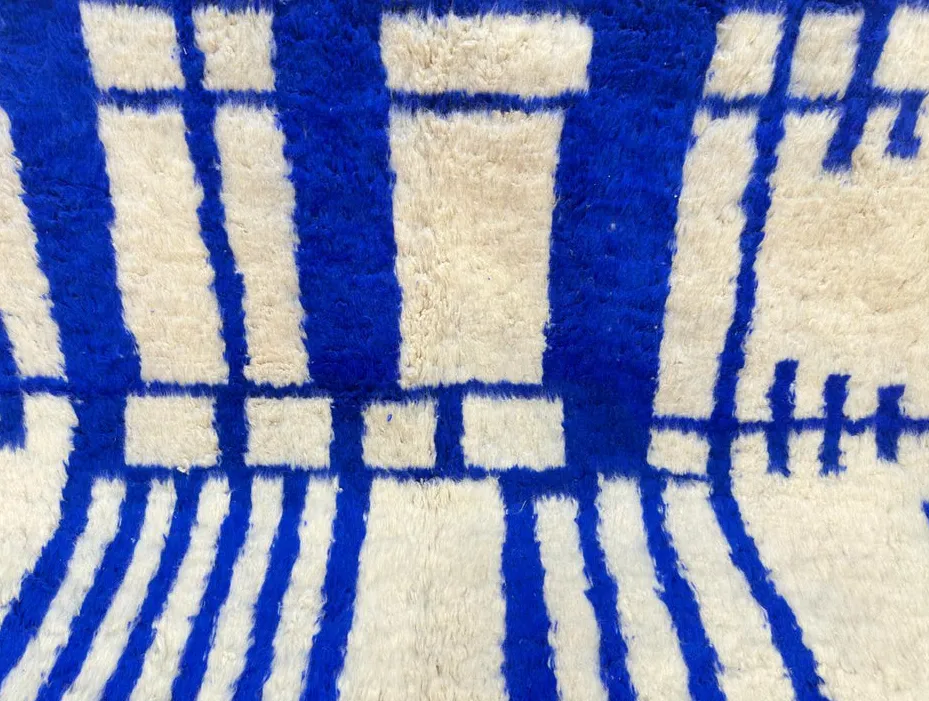 Tapis berbère Igherm bleu et blanc aux motifs géométriques, vue 3 sur 3