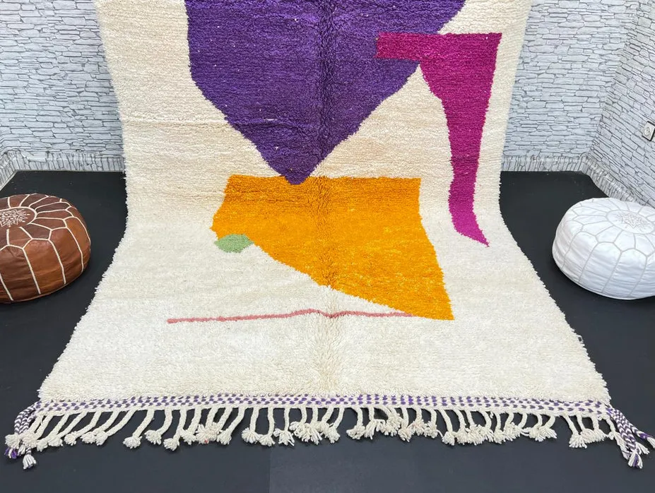 Tapis berbère Igider violet et orange au dessin abstrait, vue 3 sur 4