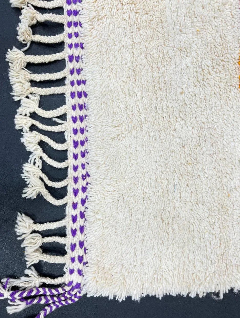 Tapis berbère Igider violet et orange au dessin abstrait, vue 4 sur 4