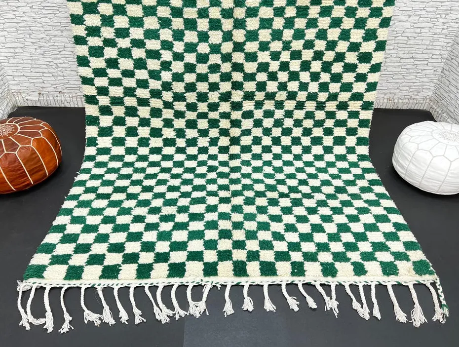Tapis berbère Illi vert et blanc à damier, vue 3 sur 4