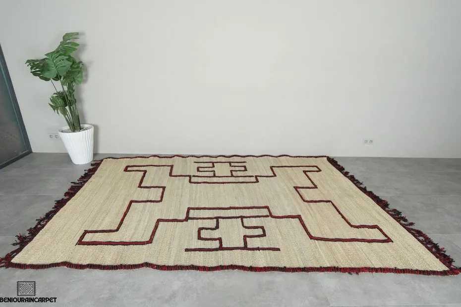 Tapis berbère Imlil rouge et noir, vue 4 sur 7
