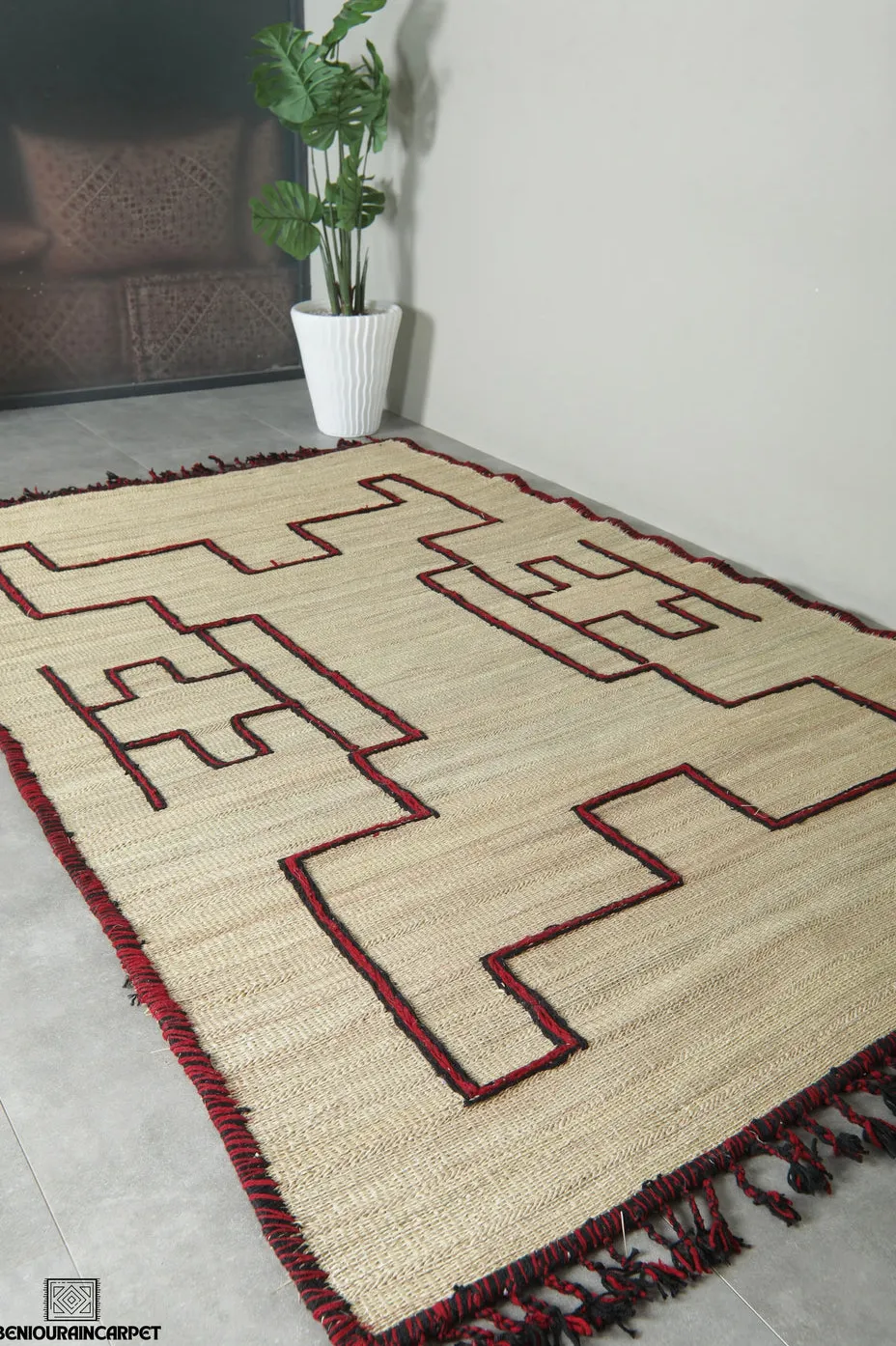 Tapis berbère Imlil rouge et noir, vue 5 sur 7