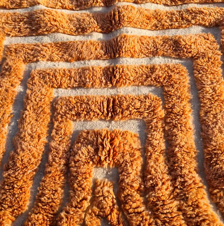 Tapis berbère Ineghmar orange aux motifs géométriques, vue 3 sur 3