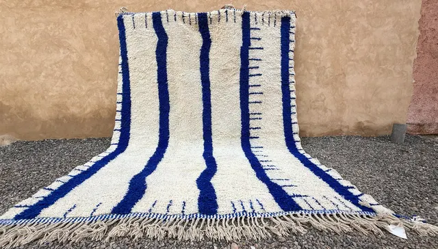 Tapis berbère Izem crème et bleu à rayures — tapis berbères contemporains