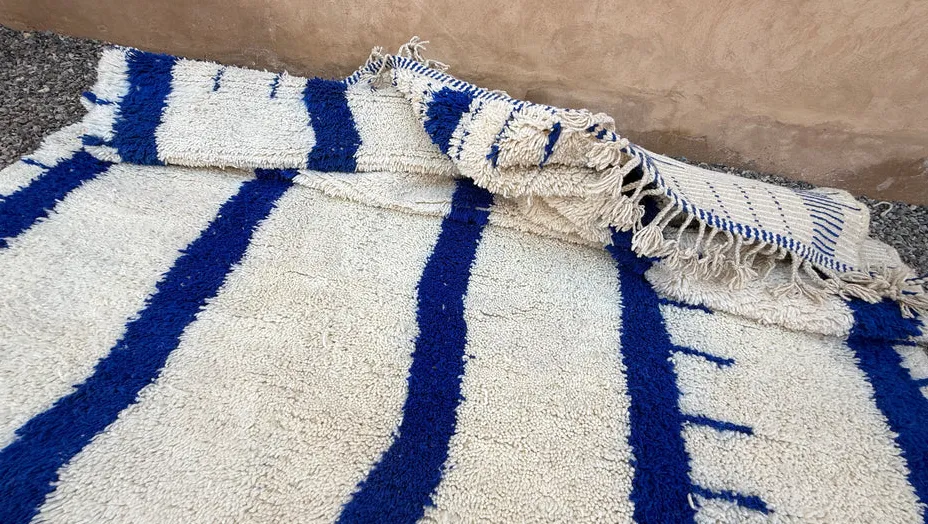 Tapis berbère Izem crème et bleu à rayures, vue 3 sur 5