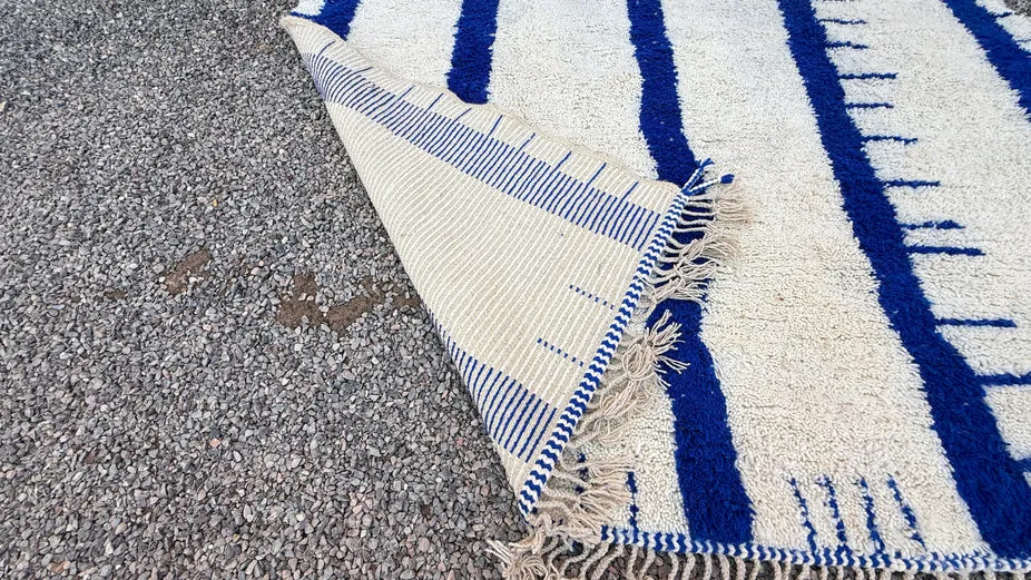 Tapis berbère Izem crème et bleu à rayures, vue 4 sur 5