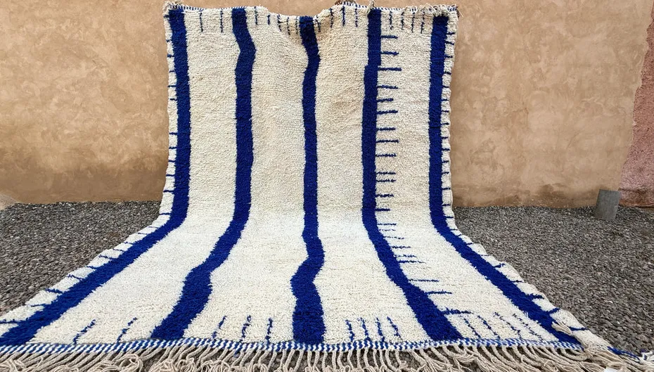 Tapis berbère Izem crème et bleu à rayures, vue 5 sur 5
