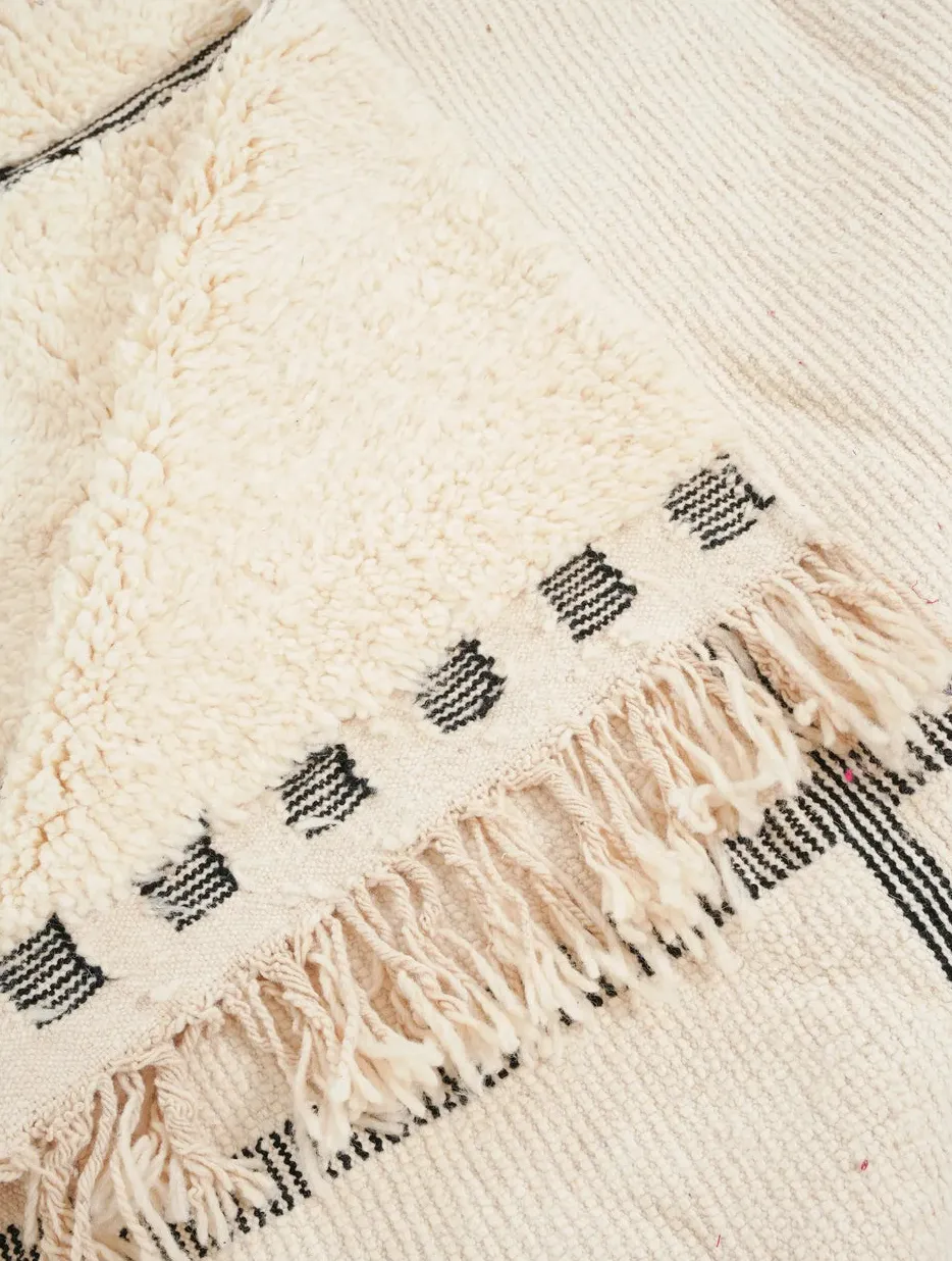 Tapis berbère Jorf crème et noir à lignes, vue 3 sur 4