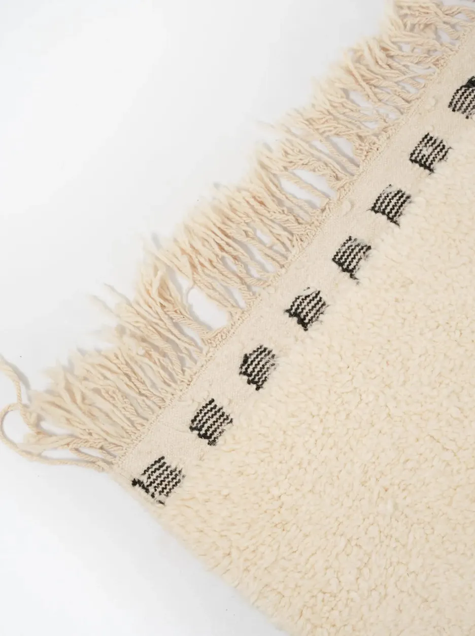 Tapis berbère Jorf crème et noir à lignes, vue 4 sur 4