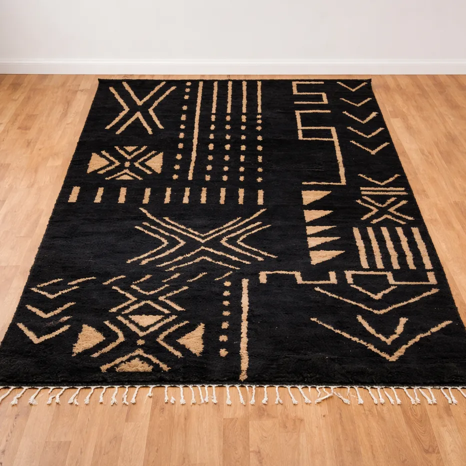 Tapis berbère Kella noir aux motifs géométriques, vue 3 sur 3