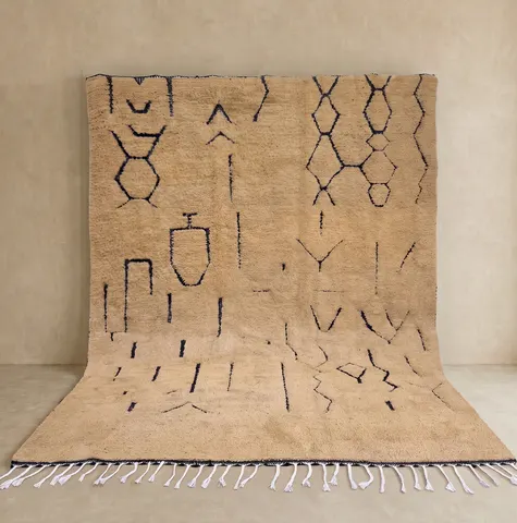 Tapis berbère Khémisset beige et noir au dessin abstrait — tapis berbères contemporains