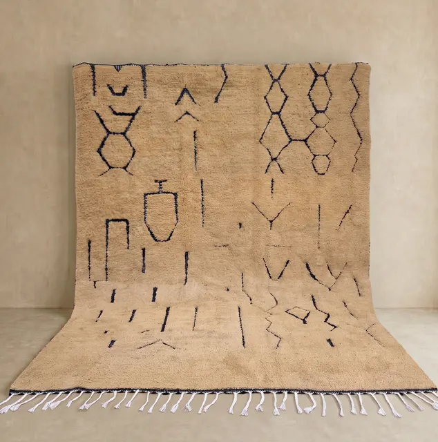 Tapis berbère Khémisset beige et noir au dessin abstrait — tapis berbères contemporains