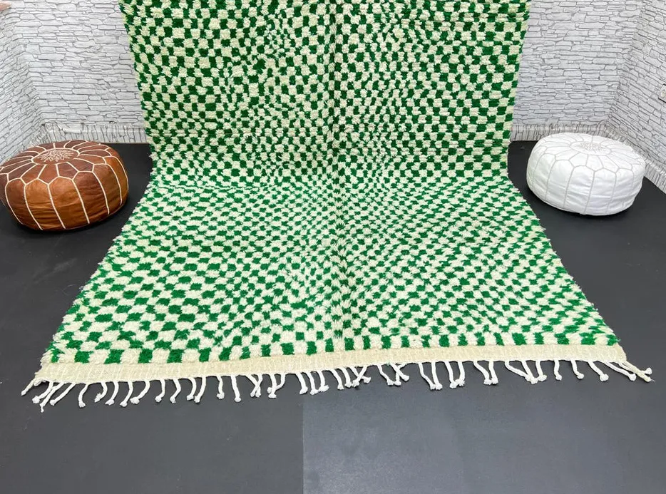 Tapis berbère Lakhdar vert et blanc à damier, vue 3 sur 4