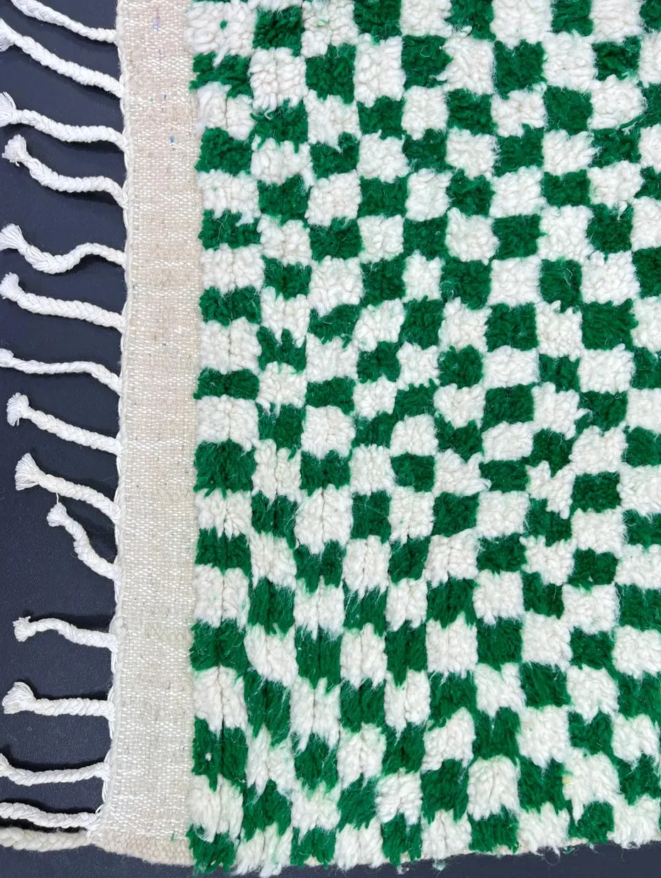Tapis berbère Lakhdar vert et blanc à damier, vue 4 sur 4