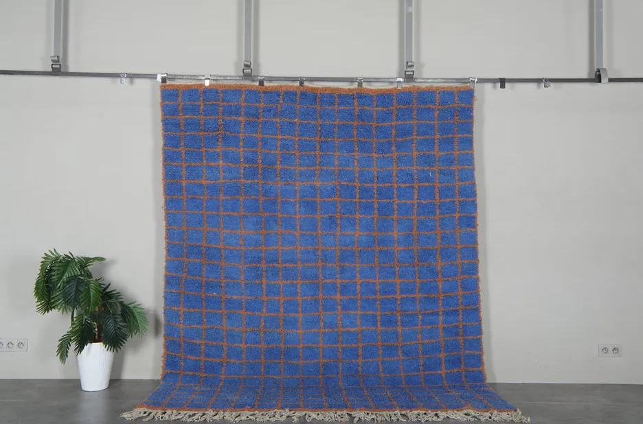 Tapis berbère Larache bleu et orange aux motifs géométriques, vue 3 sur 7