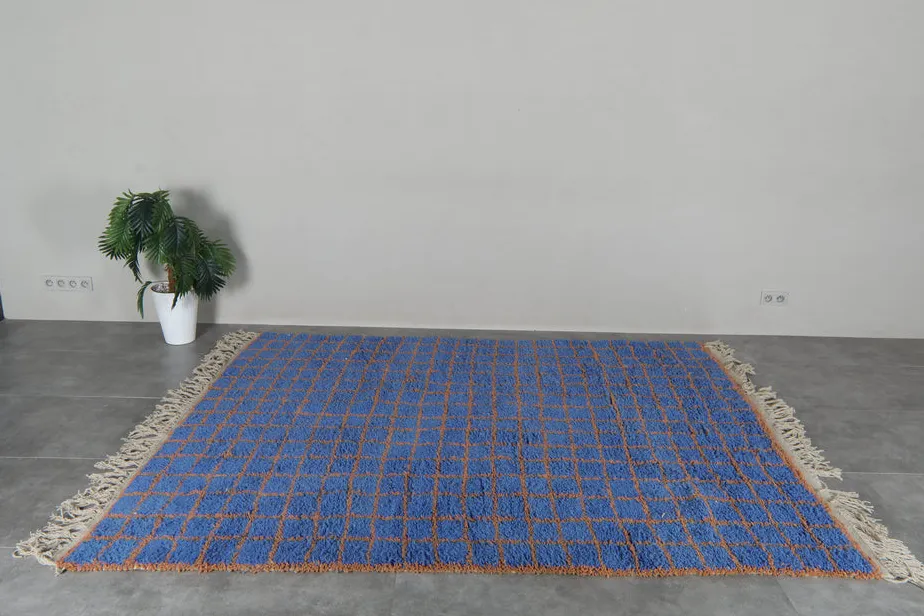 Tapis berbère Larache bleu et orange aux motifs géométriques, vue 4 sur 7