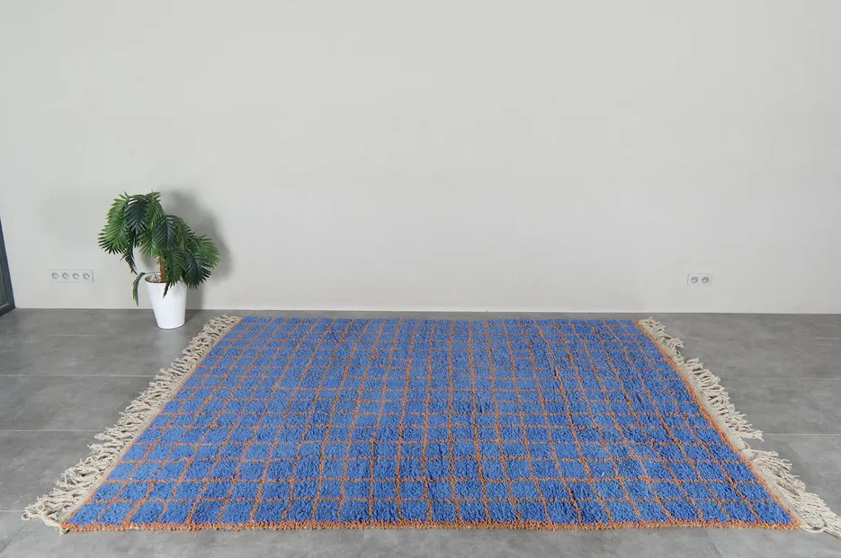 Tapis berbère Larache bleu et orange aux motifs géométriques, vue 5 sur 7
