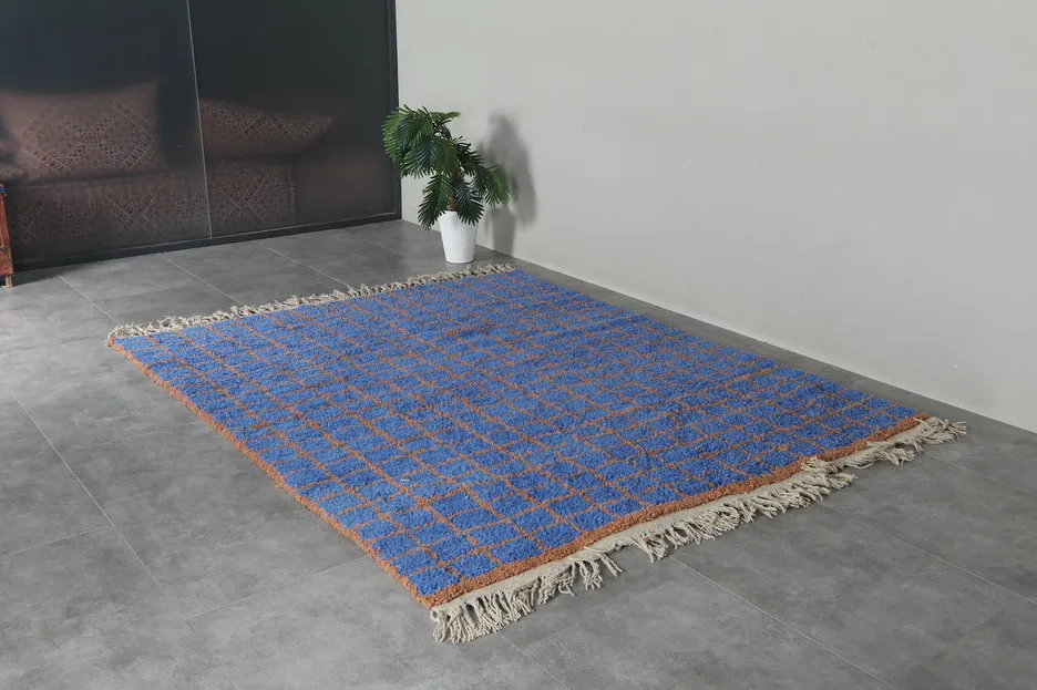 Tapis berbère Larache bleu et orange aux motifs géométriques, vue 6 sur 7