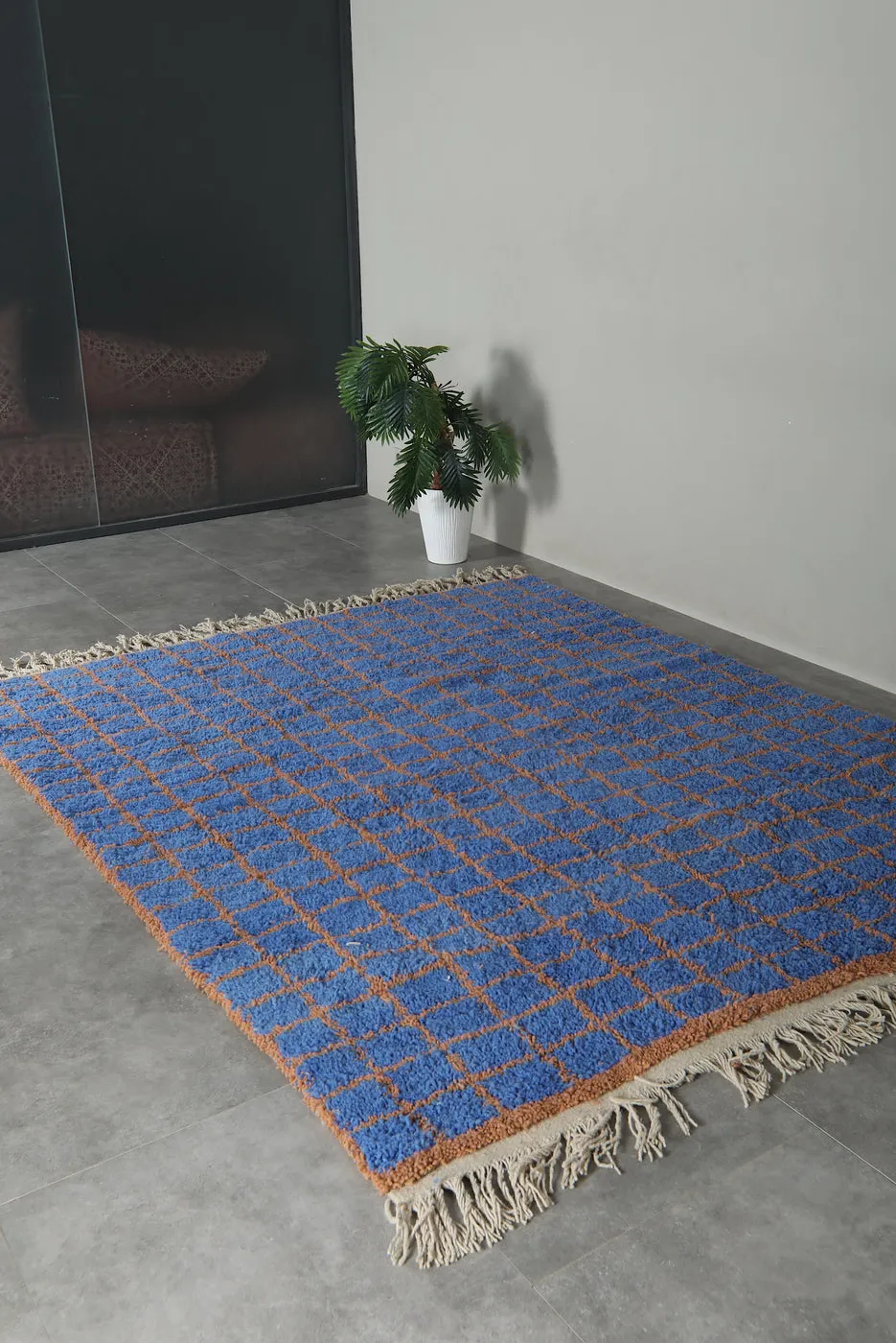 Tapis berbère Larache bleu et orange aux motifs géométriques, vue 7 sur 7
