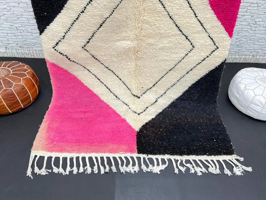 Tapis berbère Loukkos rose et noir, vue 3 sur 4