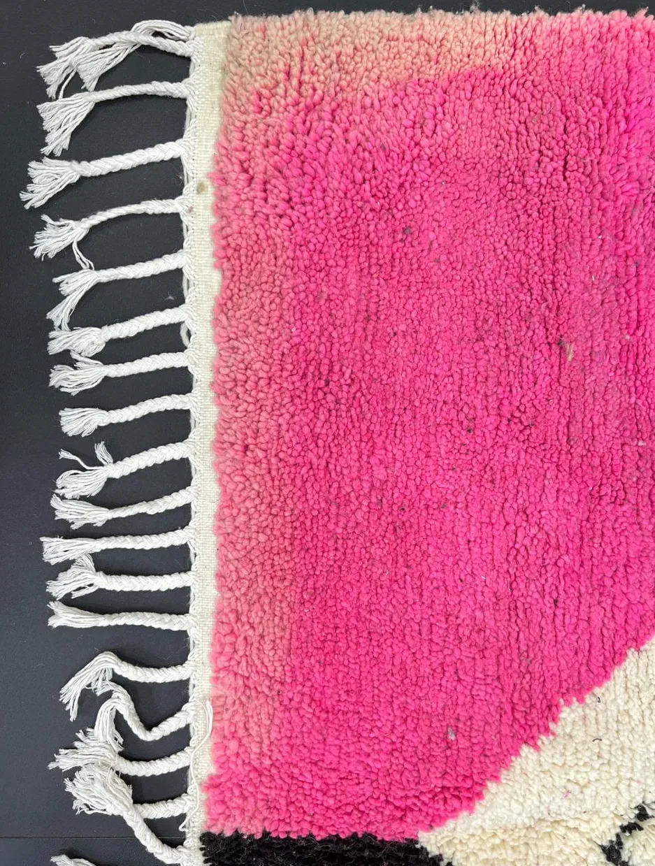 Tapis berbère Loukkos rose et noir, vue 4 sur 4