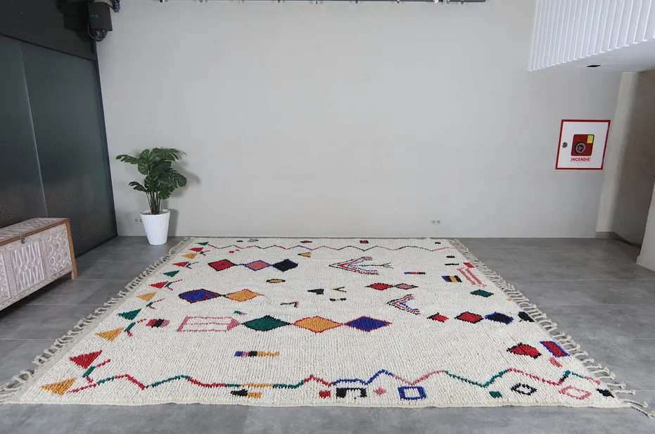 Tapis berbère Lunja crème et multicolore aux motifs géométriques, vue 4 sur 7