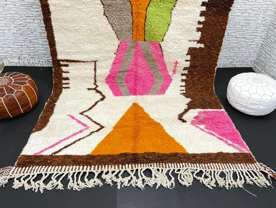 Tapis berbère Massin marron et rose au dessin abstrait, vue 3 sur 4