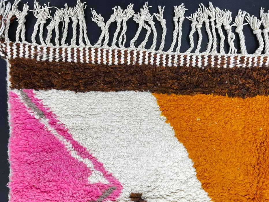 Tapis berbère Massin marron et rose au dessin abstrait, vue 4 sur 4