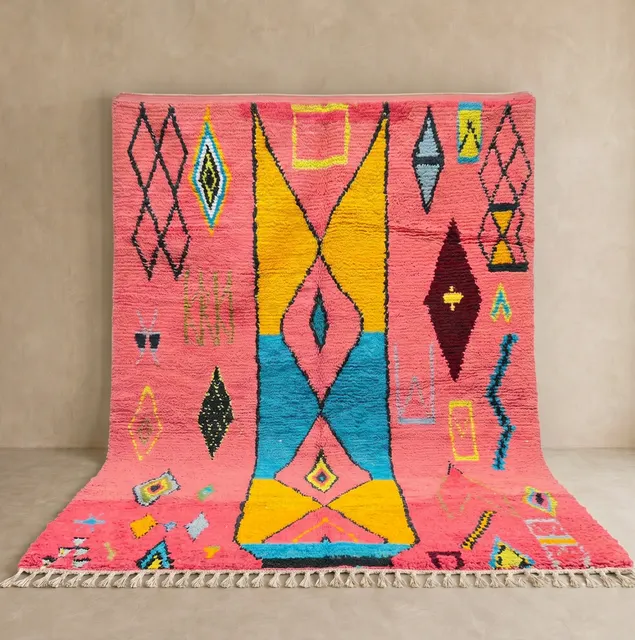 Tapis berbère Meddur rose et multicolore au dessin abstrait — tapis berbères contemporains