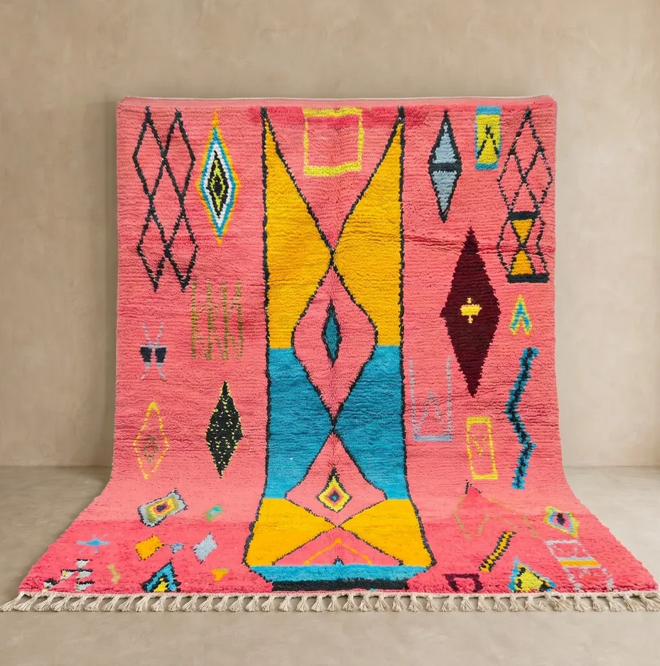 Tapis berbère Meddur rose et multicolore au dessin abstrait — tapis berbères contemporains tissé à la main