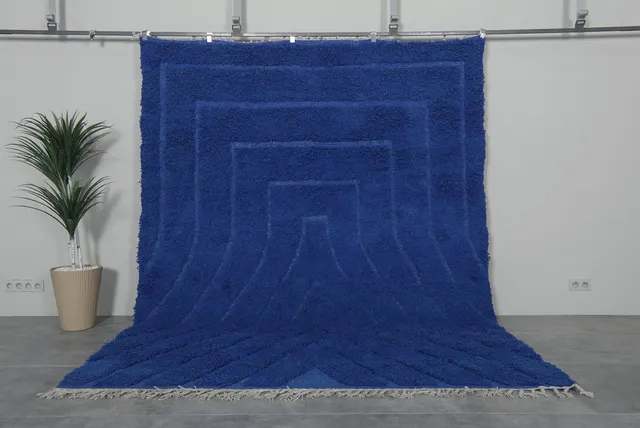 Tapis berbère Midelt bleu au dessin abstrait — tapis berbères contemporains