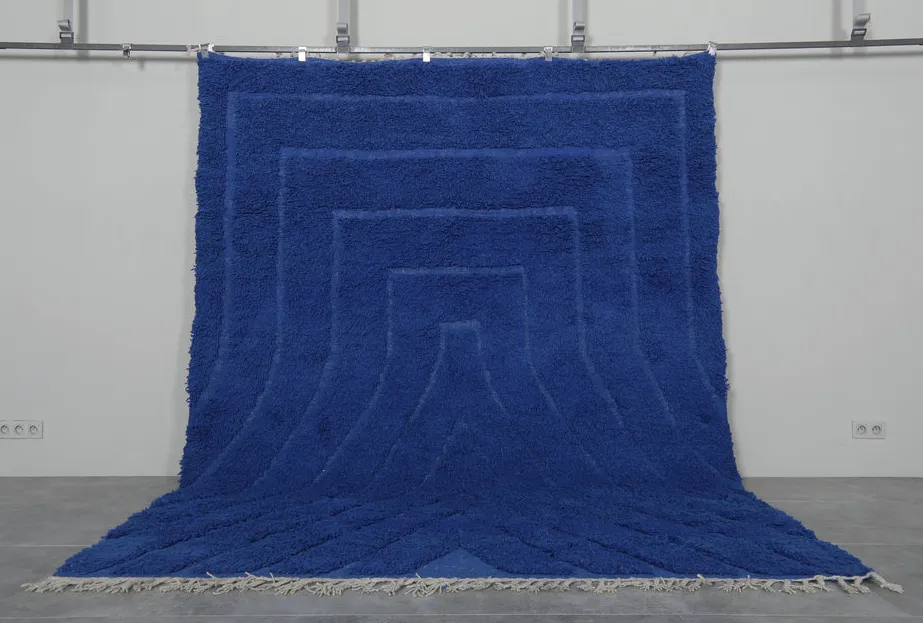 Tapis berbère Midelt bleu au dessin abstrait, vue 3 sur 7