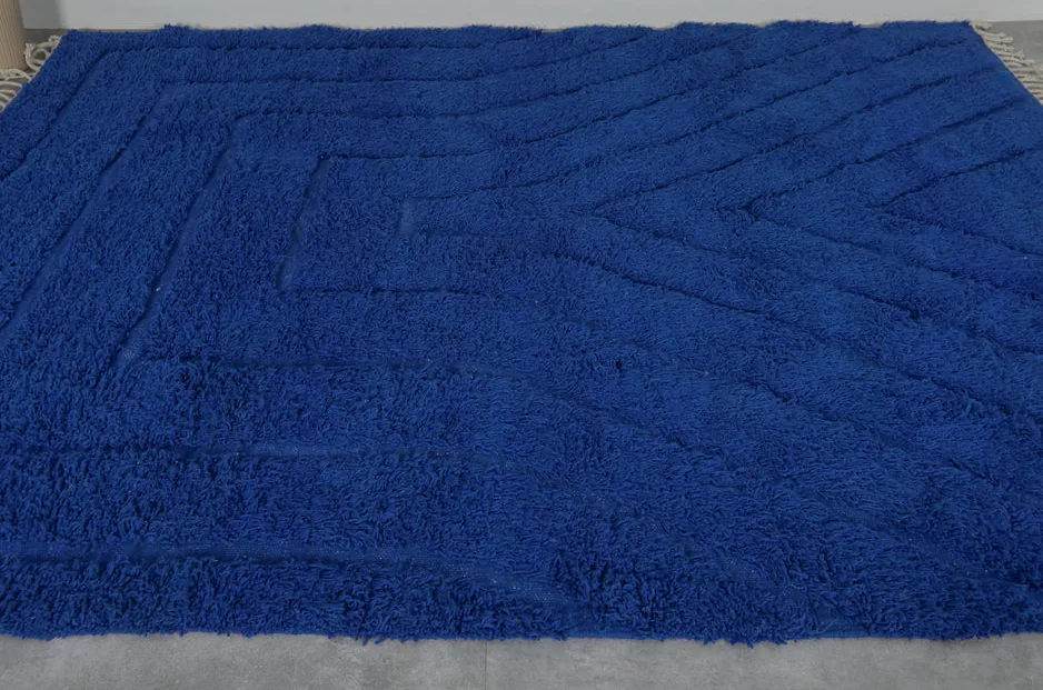 Tapis berbère Midelt bleu au dessin abstrait, vue 5 sur 7