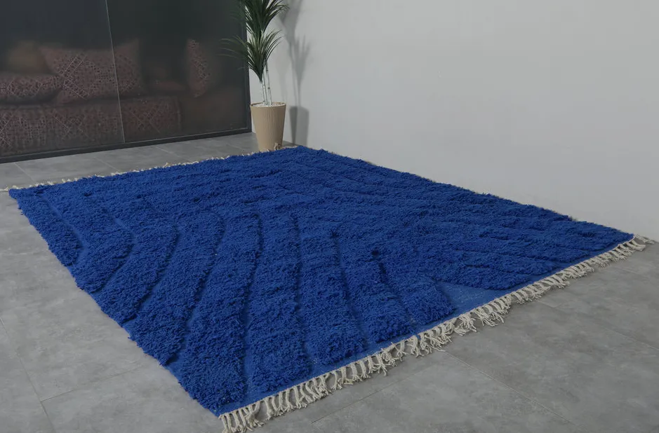 Tapis berbère Midelt bleu au dessin abstrait, vue 6 sur 7