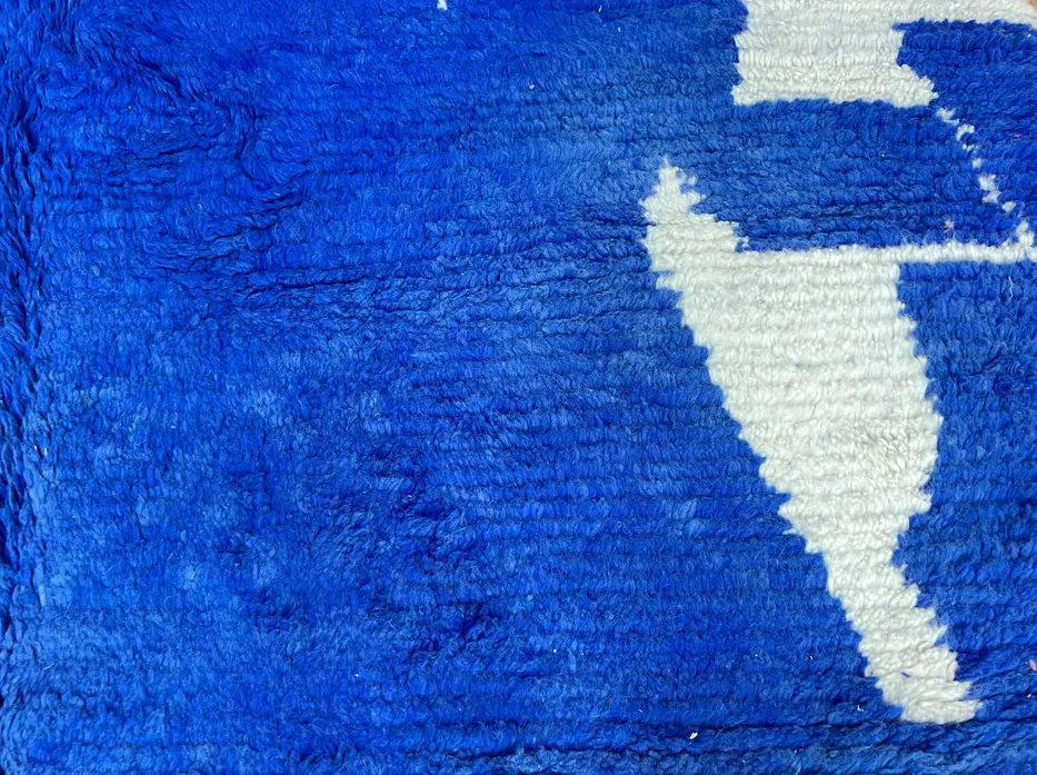 Tapis berbère Missour bleu au dessin abstrait, vue 3 sur 4