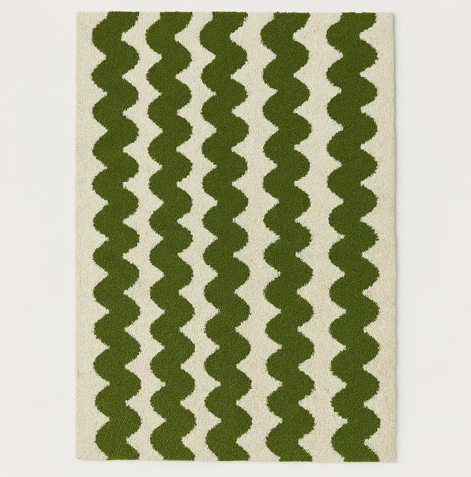 Tapis berbère Nfis vert et blanc aux formes ondulées — tapis berbères contemporains tissé à la main