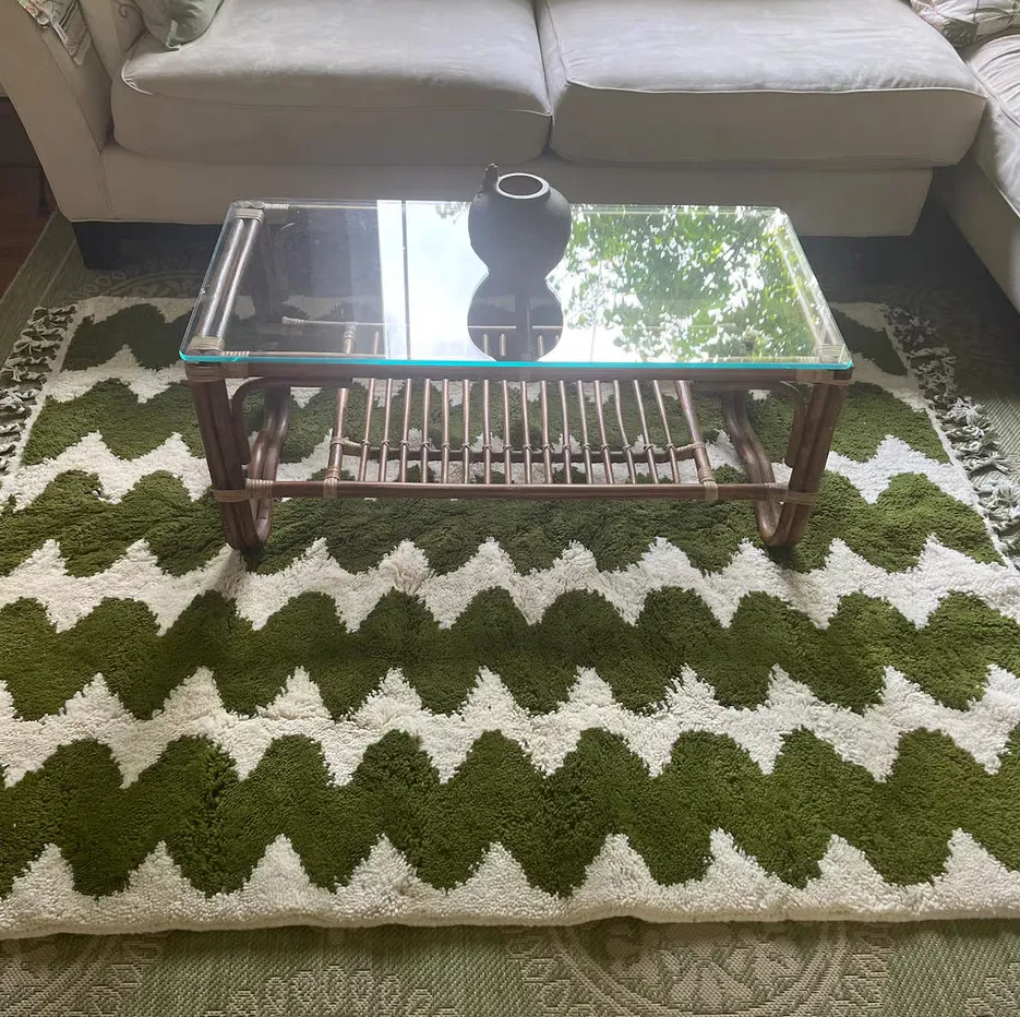 Tapis berbère Nfis vert et blanc aux formes ondulées, vue 3 sur 3