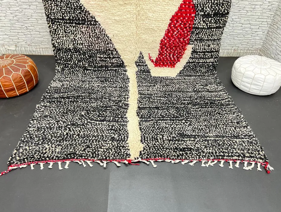Tapis berbère Noun noir et crème au dessin abstrait, vue 3 sur 4