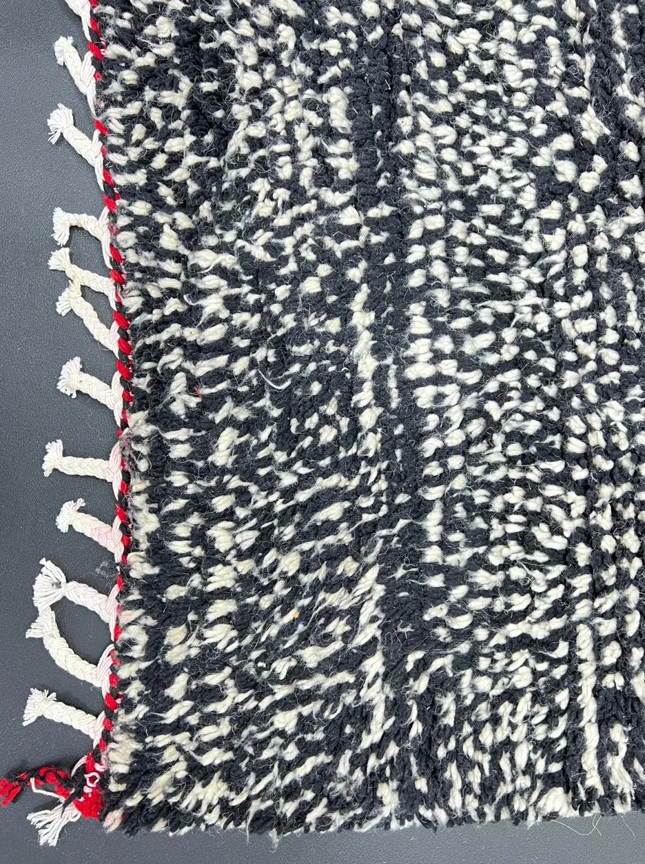 Tapis berbère Noun noir et crème au dessin abstrait, vue 4 sur 4