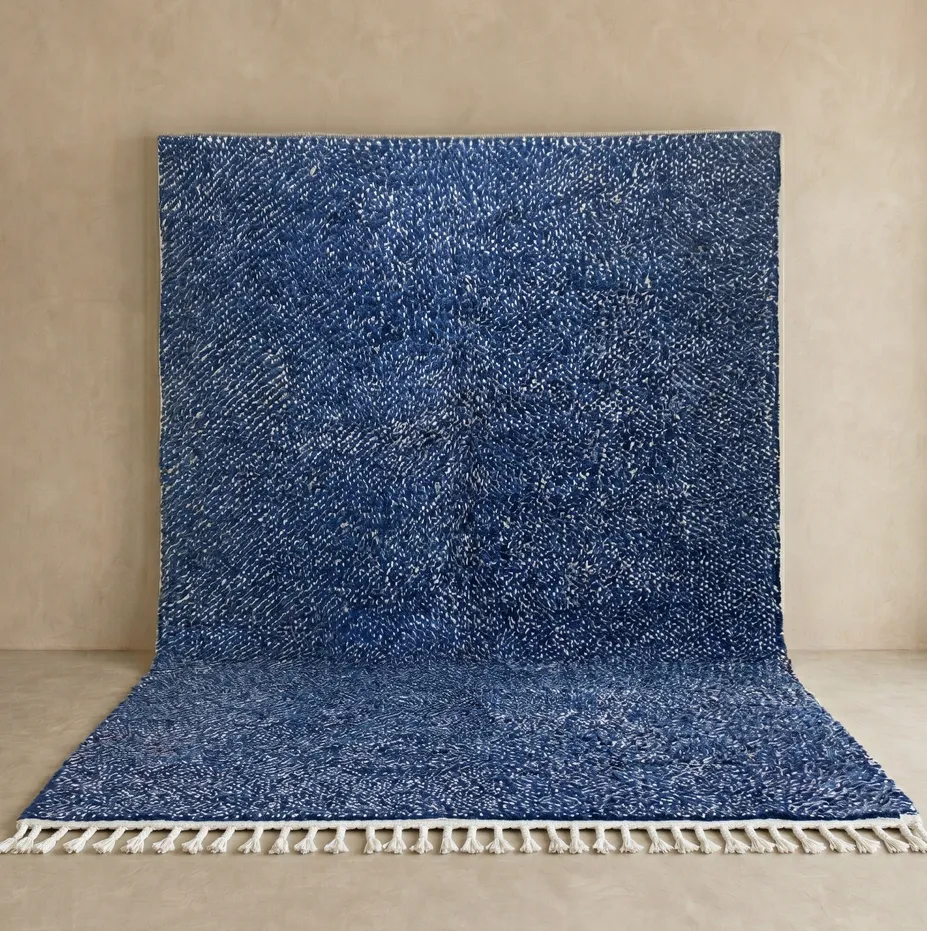 Tapis berbère Ouanoukrim bleu et blanc — tapis berbères contemporains tissé à la main