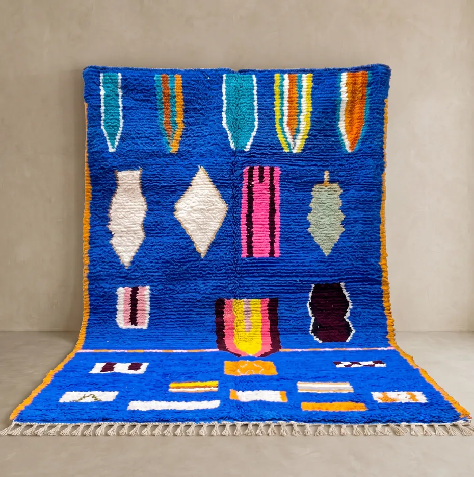 Tapis berbère Ouezzane bleu au dessin abstrait — tapis berbères contemporains tissé à la main