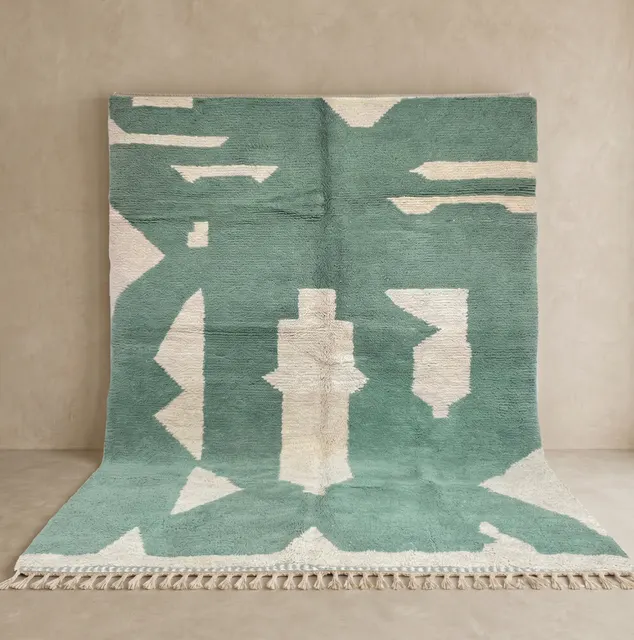 Tapis berbère Ouezzane vert et crème au dessin abstrait — tapis berbères contemporains