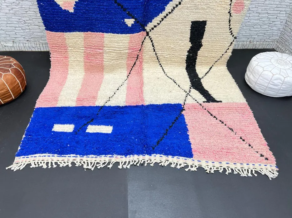 Tapis berbère Sebou bleu et rose au dessin abstrait, vue 3 sur 4