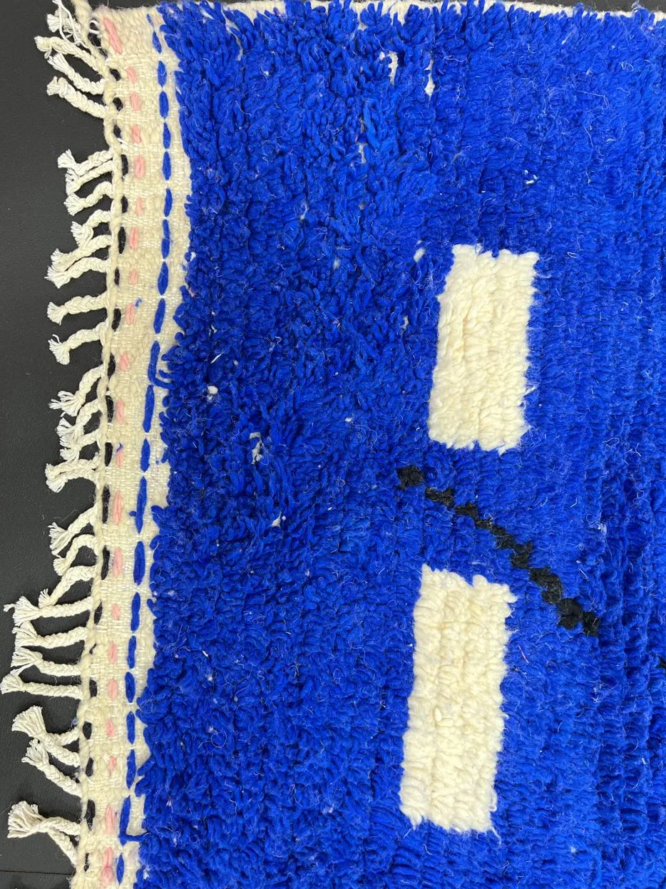 Tapis berbère Sebou bleu et rose au dessin abstrait, vue 4 sur 4