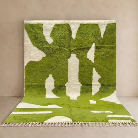Tapis berbère Souss vert et crème au dessin abstrait — tapis berbères contemporains