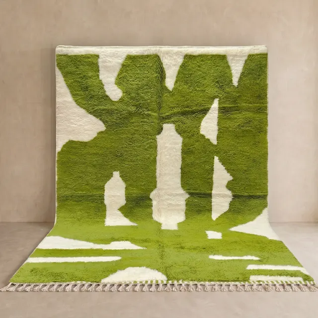Tapis berbère Souss vert et crème au dessin abstrait — tapis berbères contemporains