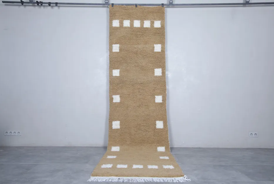 Tapis berbère Tagant marron et blanc à damier, vue 3 sur 7